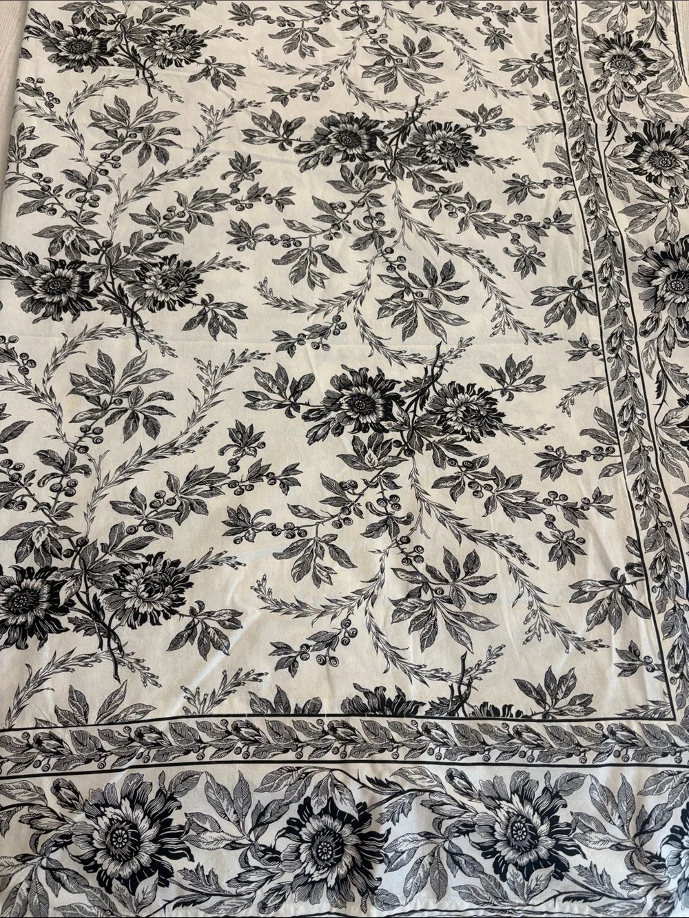 Black and White Floral Oblong Tablecloth